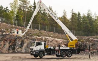 टेलीस्कोपिक बूम लिफ्ट ट्रक माउंटेड टेलीस्कोपिक बूम लिफ्ट Bronto Skylift S 56 XR