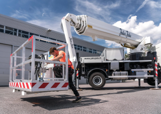 टेलीस्कोपिक बूम लिफ्ट ट्रक माउंटेड टेलीस्कोपिक बूम लिफ्ट Bronto Skylift S35EM