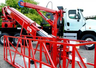 टेलीस्कोपिक बूम लिफ्ट ट्रक माउंटेड टेलीस्कोपिक बूम लिफ्ट Elliott Equipment S70R SkyWalk
