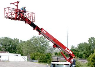 टेलीस्कोपिक बूम लिफ्ट ट्रक माउंटेड टेलीस्कोपिक बूम लिफ्ट Elliott Equipment S70R SkyWalk