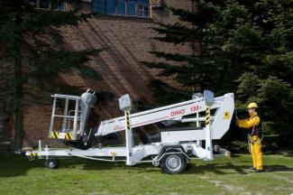 टेलीस्कोपिक बूम लिफ्ट ट्रेलर माउंटेड टेलीस्कोपिक बूम लिफ्ट Dino Lift Dino 135T