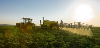 ट्रेल्ड फील्ड स्प्रेयर John Deere 740