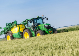ट्रेल्ड फील्ड स्प्रेयर John Deere M724i
