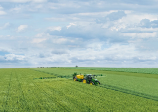 ट्रेल्ड फील्ड स्प्रेयर John Deere M724i
