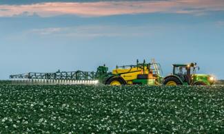 ट्रेल्ड फील्ड स्प्रेयर John Deere M962