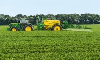ट्रेल्ड फील्ड स्प्रेयर John Deere M962