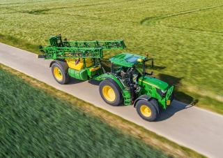 ट्रेल्ड फील्ड स्प्रेयर John Deere R732i