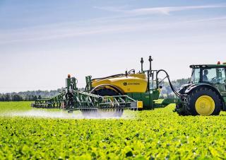 ट्रेल्ड फील्ड स्प्रेयर John Deere R732i