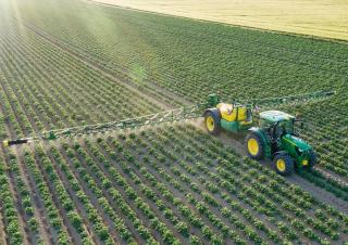 ट्रेल्ड फील्ड स्प्रेयर John Deere R732i