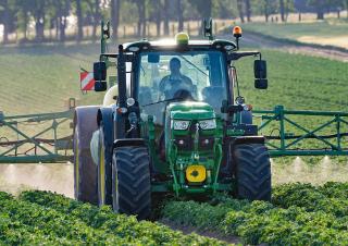 ट्रेल्ड फील्ड स्प्रेयर John Deere R732i