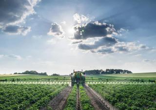 ट्रेल्ड फील्ड स्प्रेयर John Deere R740i