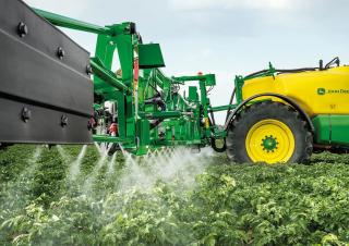 ट्रेल्ड फील्ड स्प्रेयर John Deere R740i
