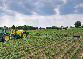 ट्रेल्ड फील्ड स्प्रेयर John Deere R740i
