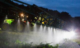 ट्रेल्ड फील्ड स्प्रेयर John Deere R962i