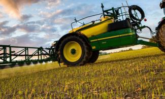 ट्रेल्ड फील्ड स्प्रेयर John Deere R962i