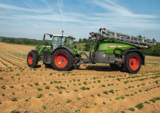 ट्रेल्ड फील्ड स्प्रेयर Fendt Rogator 355
