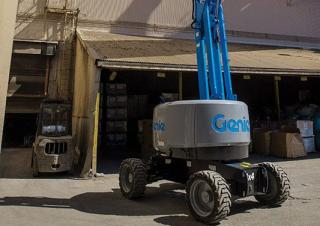 आर्टिकुलेटिंग बूम लिफ्ट व्हील्ड आर्टिकुलेटिंग बूम लिफ्ट Genie Z-62/40