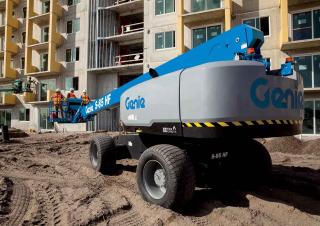 टेलीस्कोपिक बूम लिफ्ट व्हील्ड टेलीस्कोपिक बूम लिफ्ट Genie S-85 HF