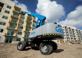 टेलीस्कोपिक बूम लिफ्ट व्हील्ड टेलीस्कोपिक बूम लिफ्ट Genie S-85 HF