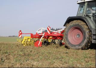 कल्टीवेटर Pöttinger Synkro 3030 nova