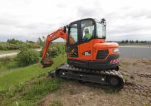 क्रॉलर एक्सकेवेटर Doosan DX85R-3