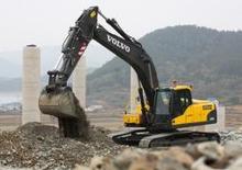 क्रॉलर एक्सकेवेटर Volvo EC240CLR