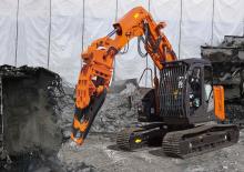क्रॉलर एक्सकेवेटर Hitachi ZX 135 US-5