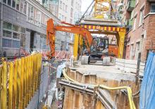 क्रॉलर एक्सकेवेटर Hitachi ZX 180 LC-3