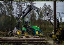 हार्वेस्टर John Deere 1070 G