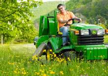 कॉम्पैक्ट यूटिलिटी ट्रैक्टर John Deere X 748
