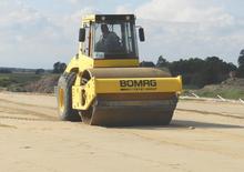 सिंगल-ड्रम रोलर Bomag BW 214 D-4
