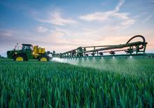 सेल्फ-प्रोपेल्ड फील्ड स्प्रेयर John Deere R4040i