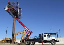 ट्रक माउंटेड टेलीस्कोपिक बूम लिफ्ट Elliott Equipment H90R HiReach