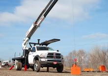 ट्रक माउंटेड टेलीस्कोपिक बूम लिफ्ट Elliott Equipment M43R HiReach 