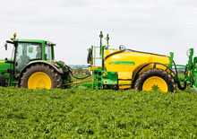 ट्रेल्ड फील्ड स्प्रेयर John Deere 724 i