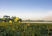 ट्रेल्ड फील्ड स्प्रेयर John Deere 840