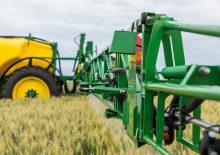 ट्रेल्ड फील्ड स्प्रेयर John Deere M740i