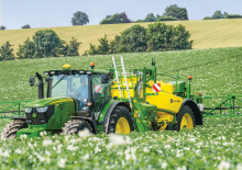 ट्रेल्ड फील्ड स्प्रेयर John Deere M944i