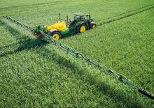ट्रेल्ड फील्ड स्प्रेयर John Deere R732i