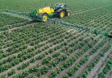 ट्रेल्ड फील्ड स्प्रेयर John Deere R740i