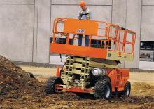व्हील्ड सिज़र लिफ्ट JLG 260MRTA