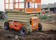 व्हील्ड सिज़र लिफ्ट JLG 3369LE